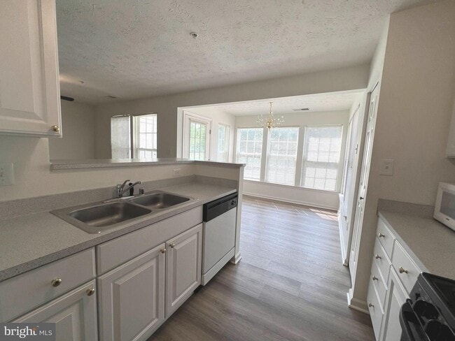 Building Photo - Gorgeous light filled 2 bedroom 2 bath con...