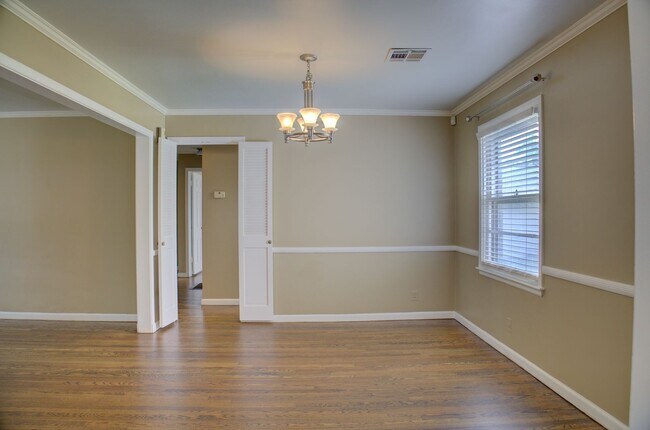Building Photo - Well Maintained Midtown Home