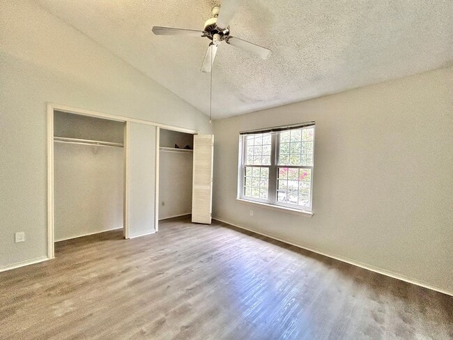 Building Photo - Lovely Rental with 2 Beds, 2.5 Baths & Spa...