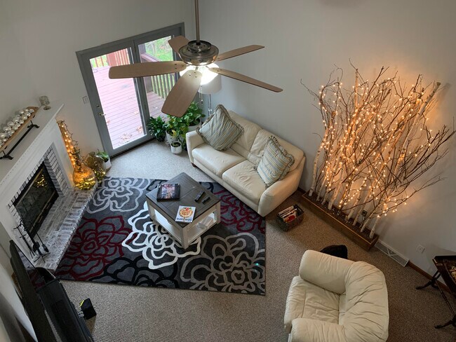 Primary Photo - 107 Hollyridge Ln