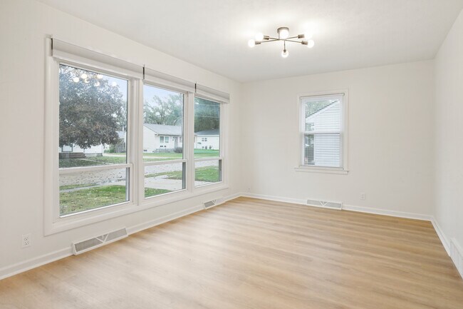 Building Photo - 1003 E Hopkins Dr