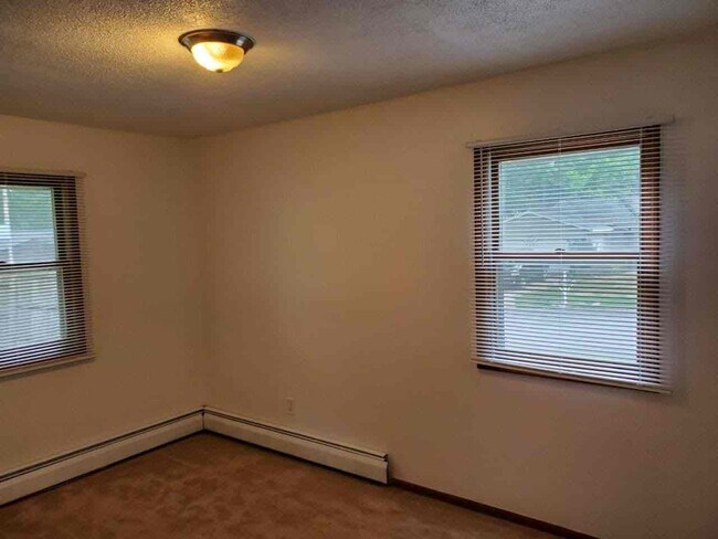 Building Photo - 1303 Fallingbrook Dr SE