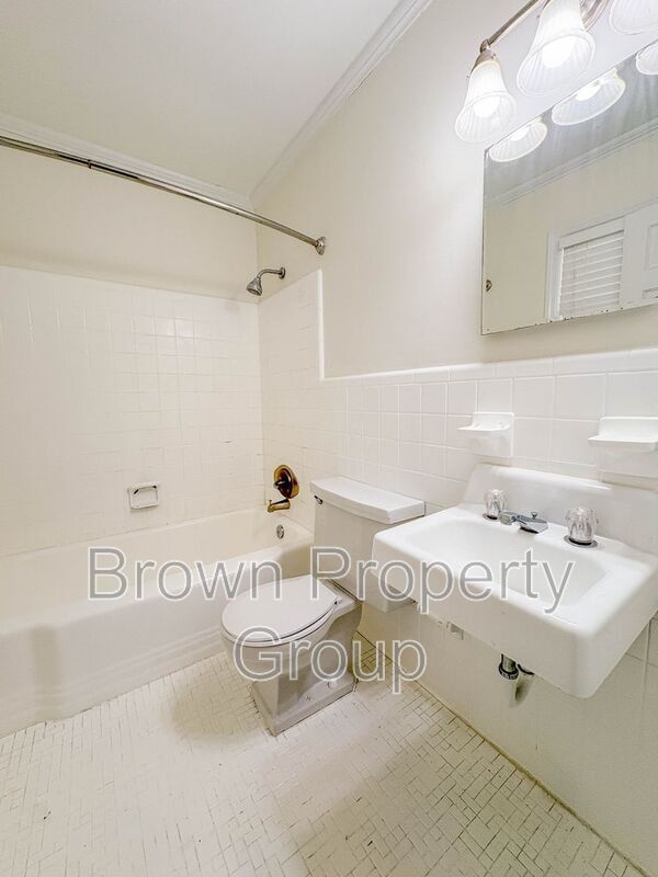 Building Photo - 2522 Mirror Lake Dr