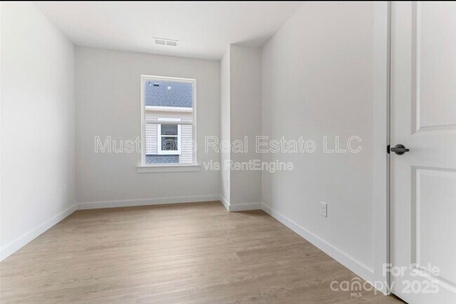 Building Photo - 117 3rd Ave SE