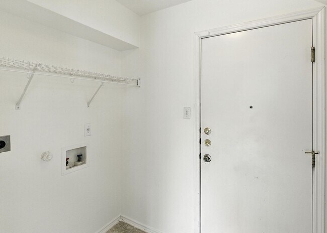 Building Photo - Easy Access to Hwy 90 & Loop 410