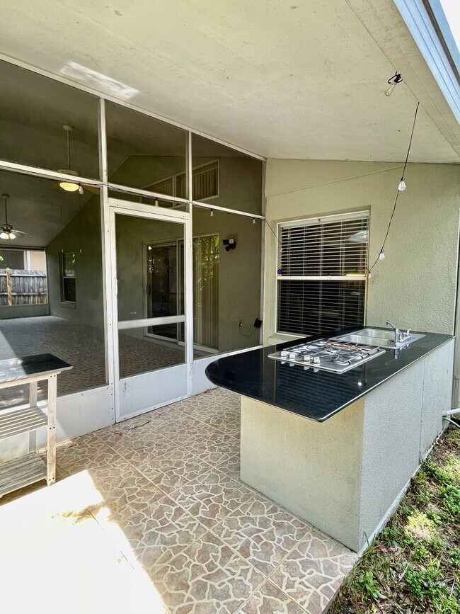 Building Photo - Modern 4-Bed, 2-Bath Solar-Powered Home Near UCF