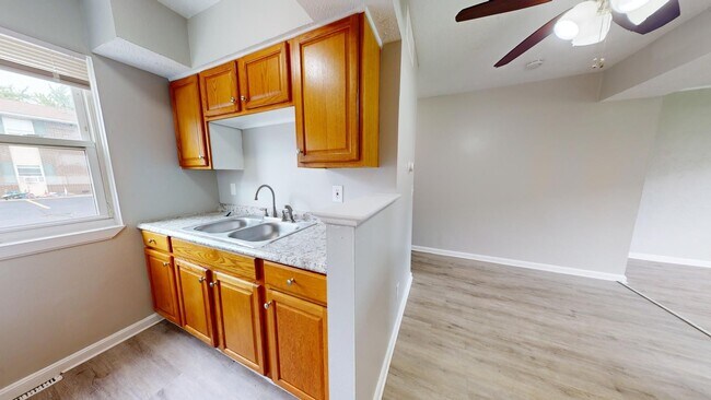 Building Photo - 3 Bedroom/1 bathroom renovated townhouse.