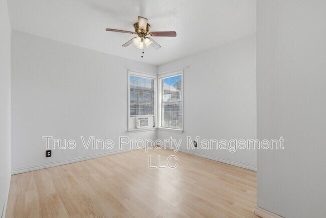 Building Photo - 3827 Devon Ave