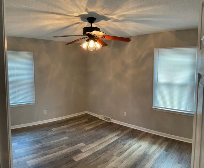 Building Photo - 2 Bedroom Brick Duplex in Prime Location with Full Renovation