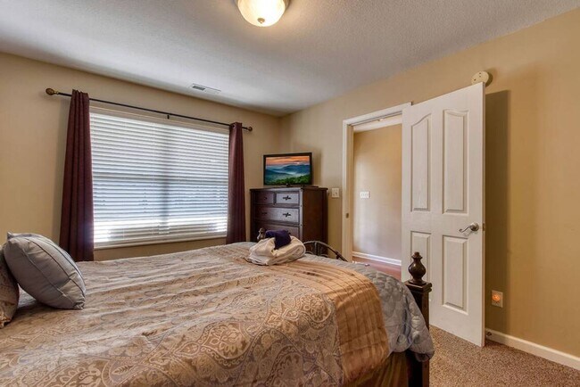 Building Photo - FULLY FURNISHED!!! GREAT FOR CORPORATE HOUSING!!!!