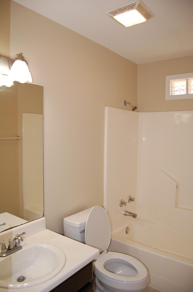 Building Photo - 1007 Warren Ave