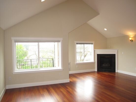 Building Photo - Gorgeous 3 bed/3.5 bath Queen Anne Townhouse!