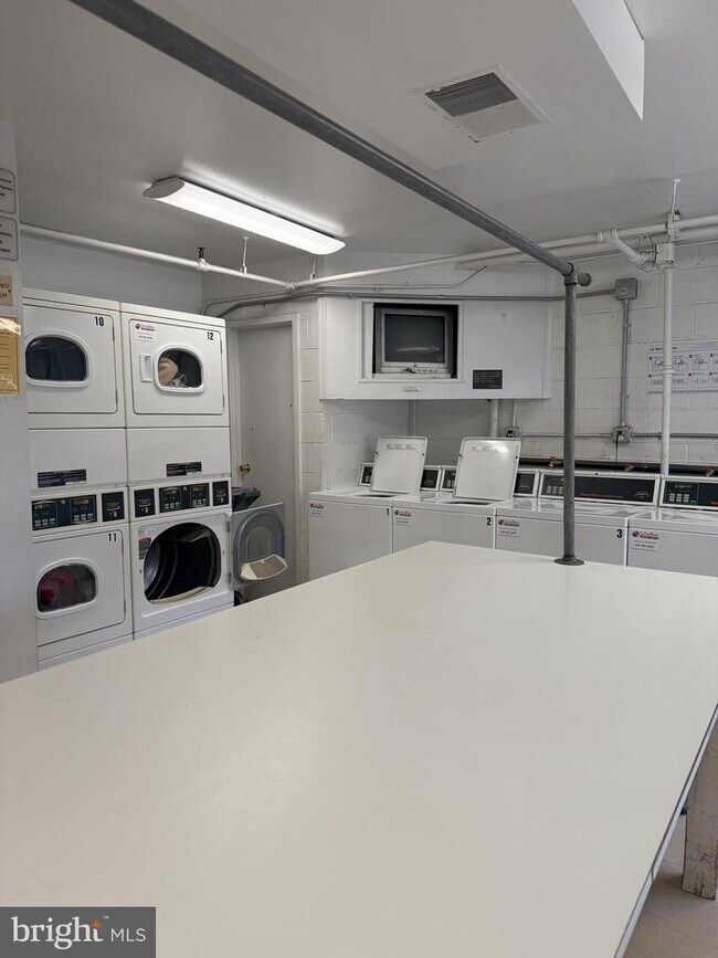 Building Photo - Spacious & Updated One Bedroom W/All Energy Utilties Included, Parking, Laundry on Site, & Much M...