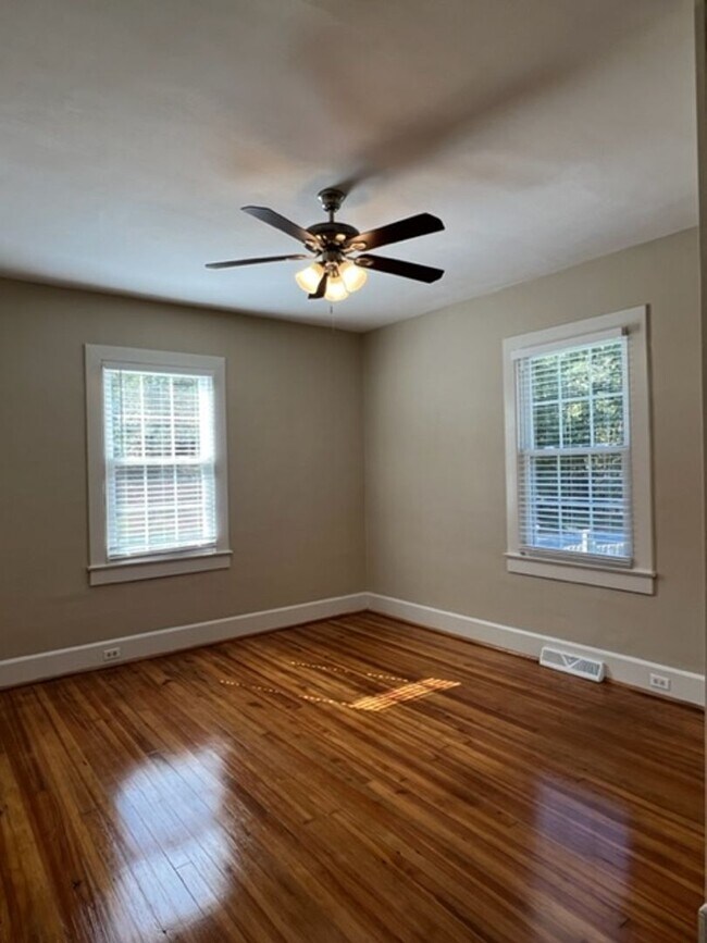 Building Photo - This Single Story Bungalow Home has 2 Bedrooms, 1 Full Bath located in Lyman at Pacific Mills whi...