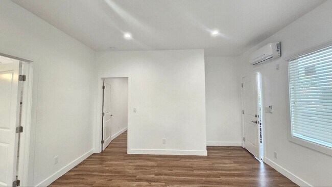 Building Photo - 1100 W 45th St