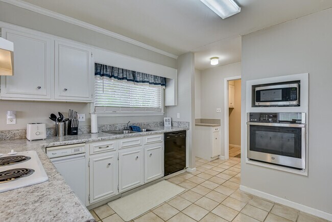 Building Photo - 634 Kettle Creek Dr