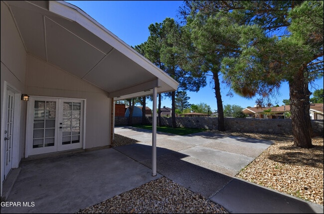 Building Photo - 609 Bristol Dr