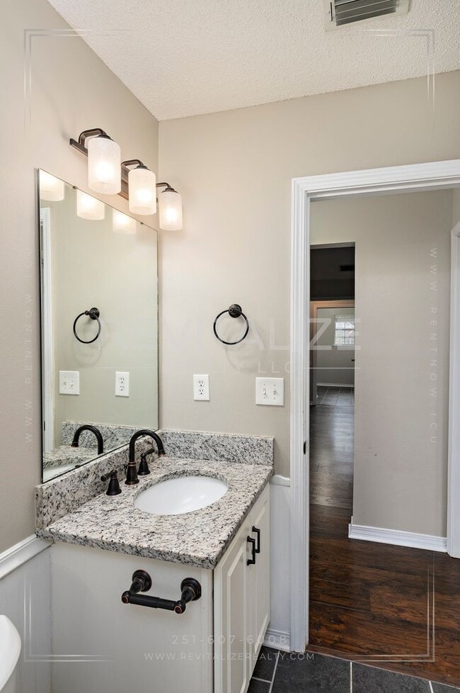 Building Photo - Gorgeous 3 Bed 2 Bath Brick Cottage on Corner Lot