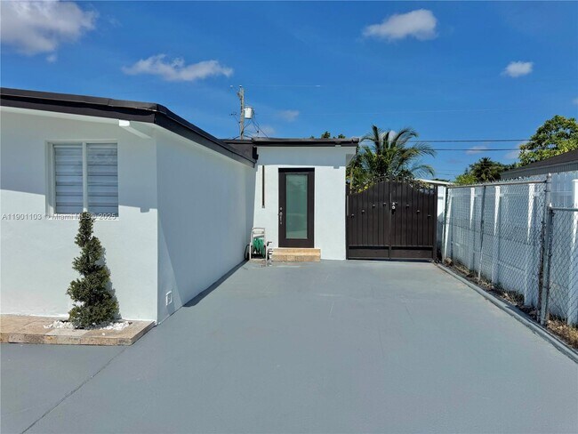 Building Photo - 5101 SW 112th Pl