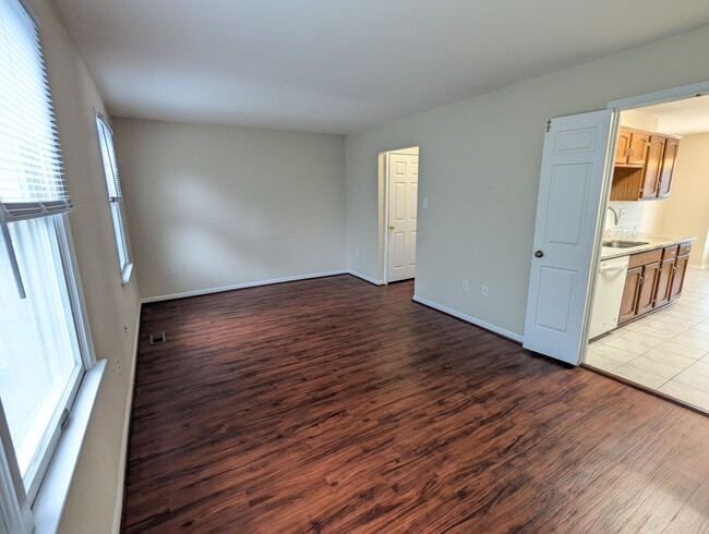 Building Photo - Beautifully maintained townhouse in Freder...