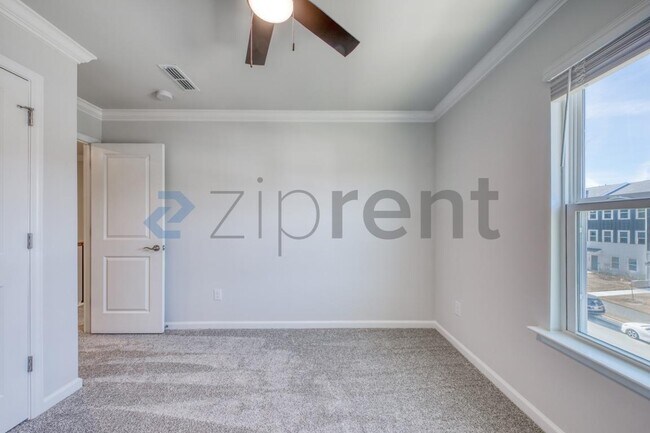 Building Photo - 1467 Hasse Ave