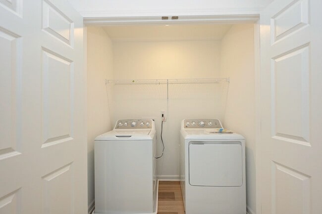 Building Photo - FREE TV!!