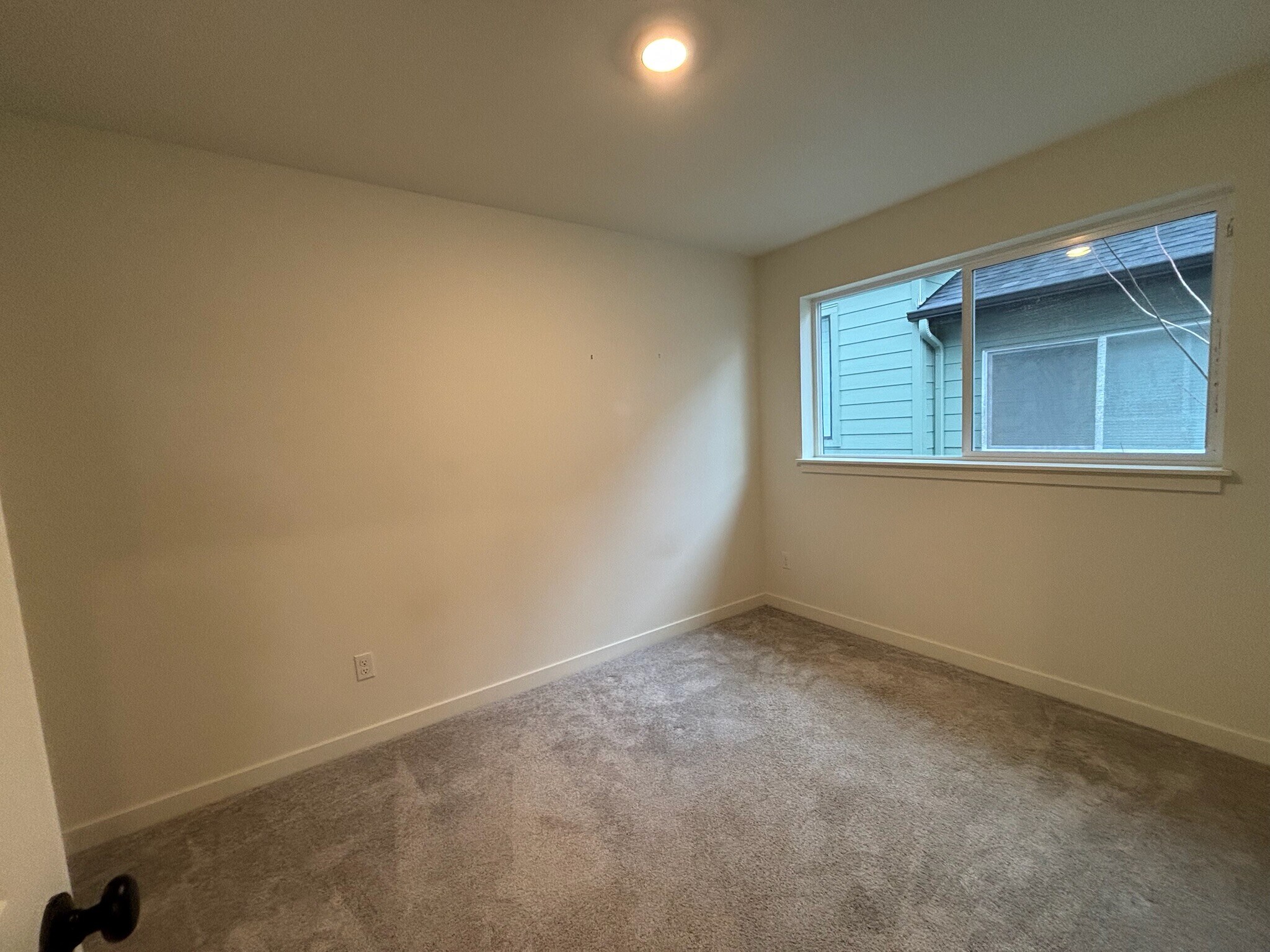 Building Photo - 12070 SE Pine St