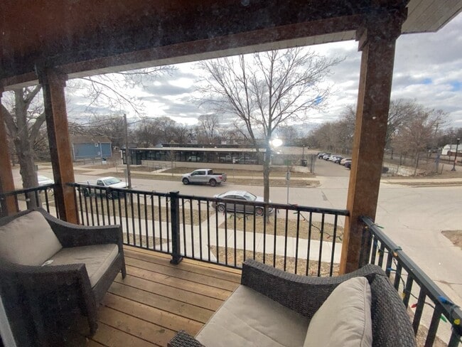 Building Photo - Stunning sunsets on private balcony 2 bed 2 bath in Longfellow!