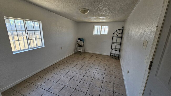 Building Photo - Available Now | 3 Bd 1 Ba Home in East Bak...