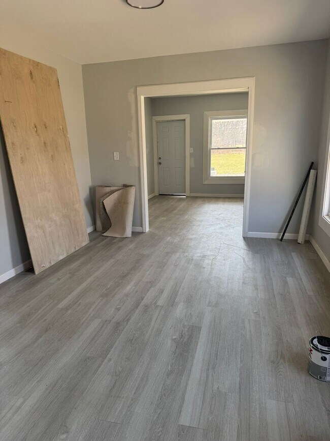 Building Photo - Fully Updated 3 Bedroom - 1 bathroom - $1,375