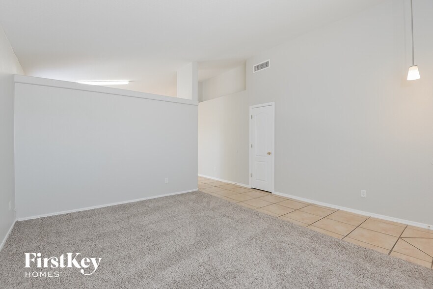 Building Photo - 3054 S Vaughn Dr