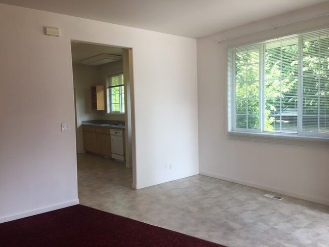 Building Photo - 6 Bedroom 2 bath House Close to Campus