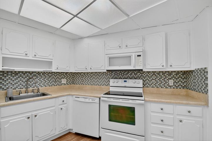 Primary Photo - 1000 Lowry St