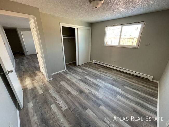 Building Photo - Beautiful 3 bedroom 1 bath apartment!