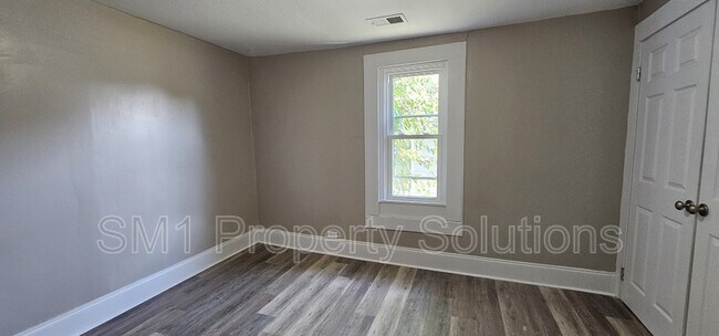 Building Photo - 534 Cranbrook St