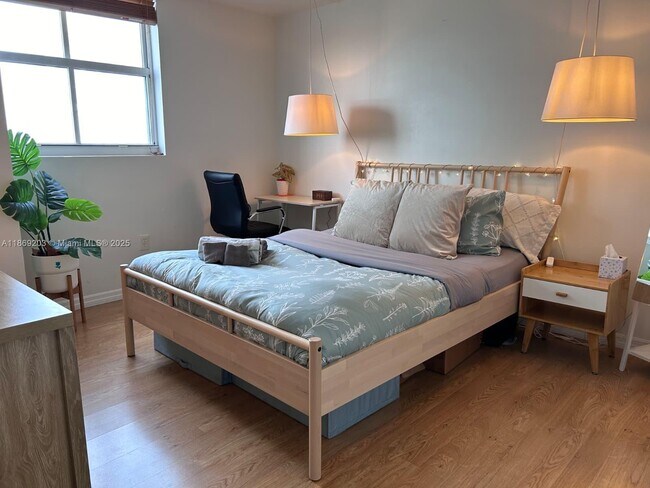 Building Photo - 5880 Collins Ave