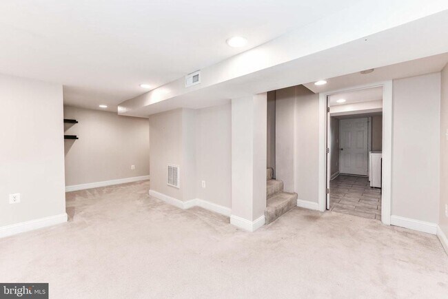 Building Photo - 6014 Fort Hunt Rd
