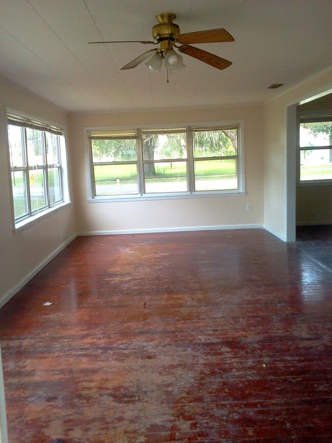 Building Photo - Awesome 2BR/1BA w/Open Floor Plan, Deck, L...