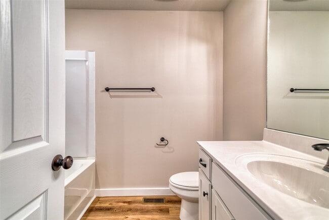 Building Photo - 913 W 9th St