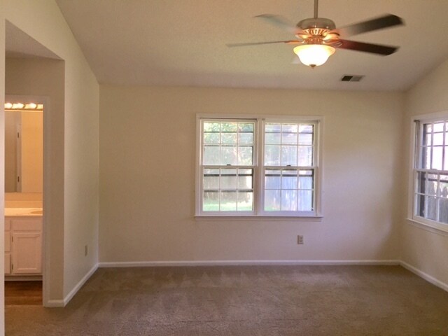 Building Photo - Like New Home Near Sisky YMCA