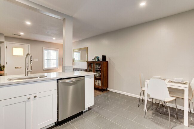 Building Photo - Trinidad Rowhome | 2 Bed | 1 Bath | 800 Sf | Large Fenced-In Front Porch & Fenced-in Backyard | 2...