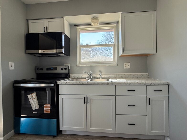 Building Photo - 916 N Avon Ave