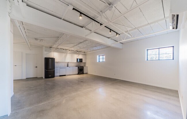 Building Photo - Industrial 1 BD near Warren St!