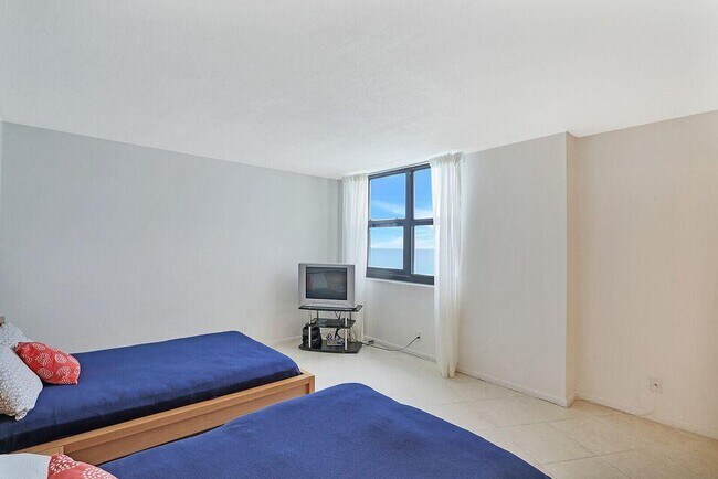 Building Photo - 5420 N Ocean Dr