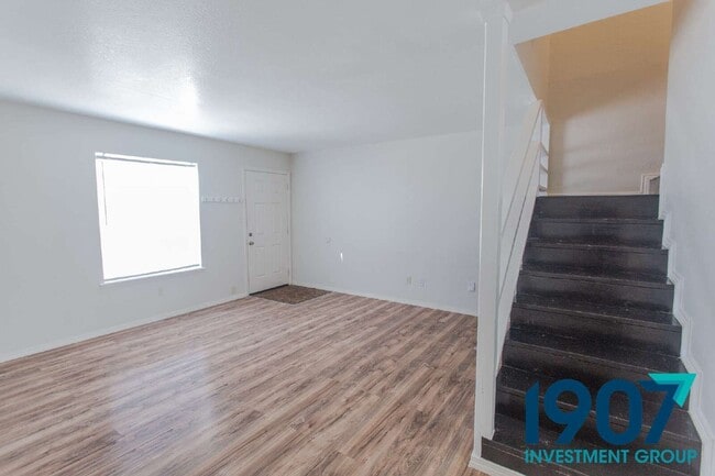 Building Photo - 611 Sinclair Dr