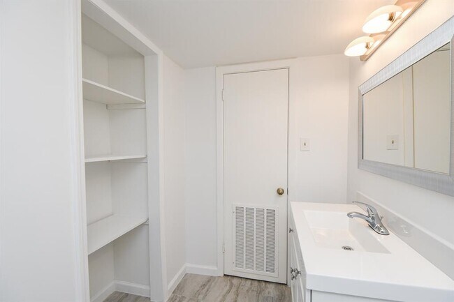 Building Photo - 9033 Rue Cambon St
