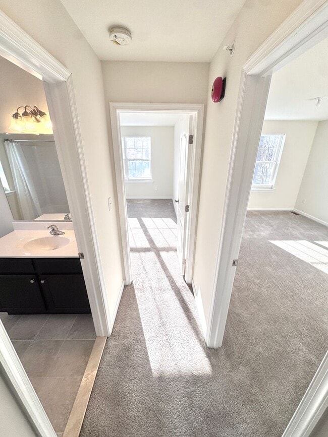 Building Photo - THREE BEDROOM TOWNHOME- PARKLAND SCHOOLS!