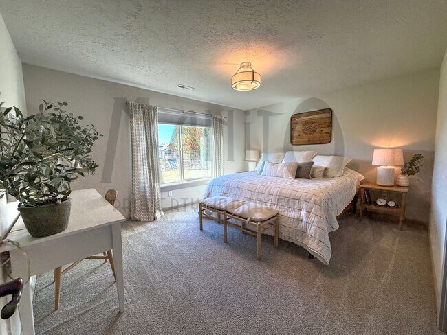 Building Photo - Spacious Eagle Ridge Home