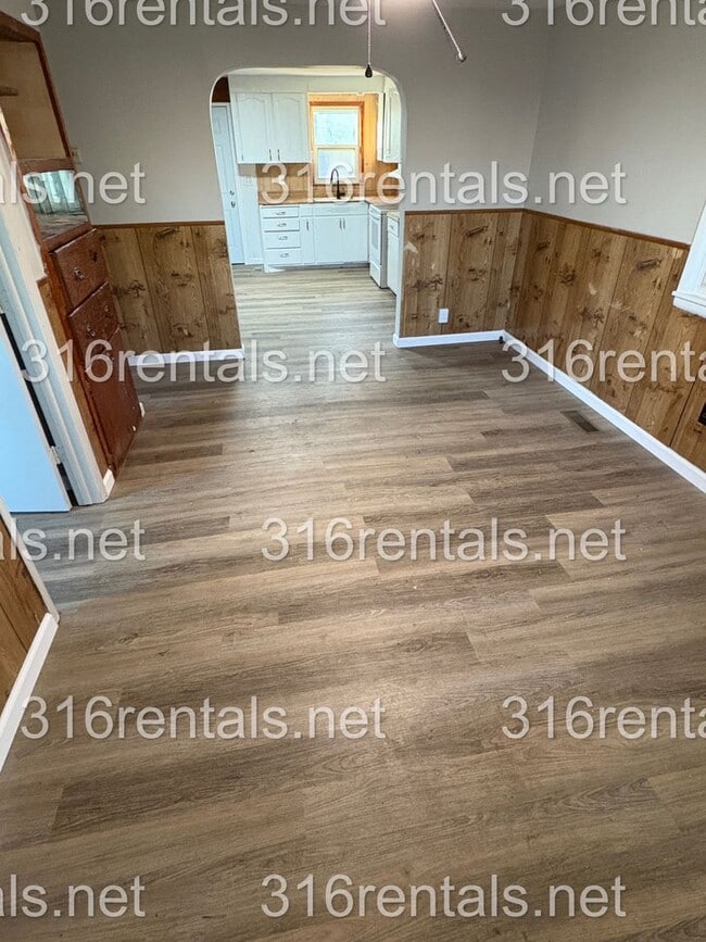 Building Photo - $825 - 2 bed 1 bath - single family home