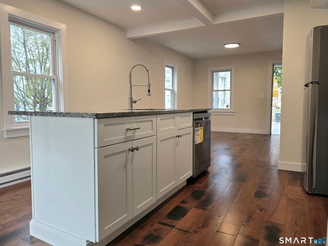 Building Photo - 98 E Elm St